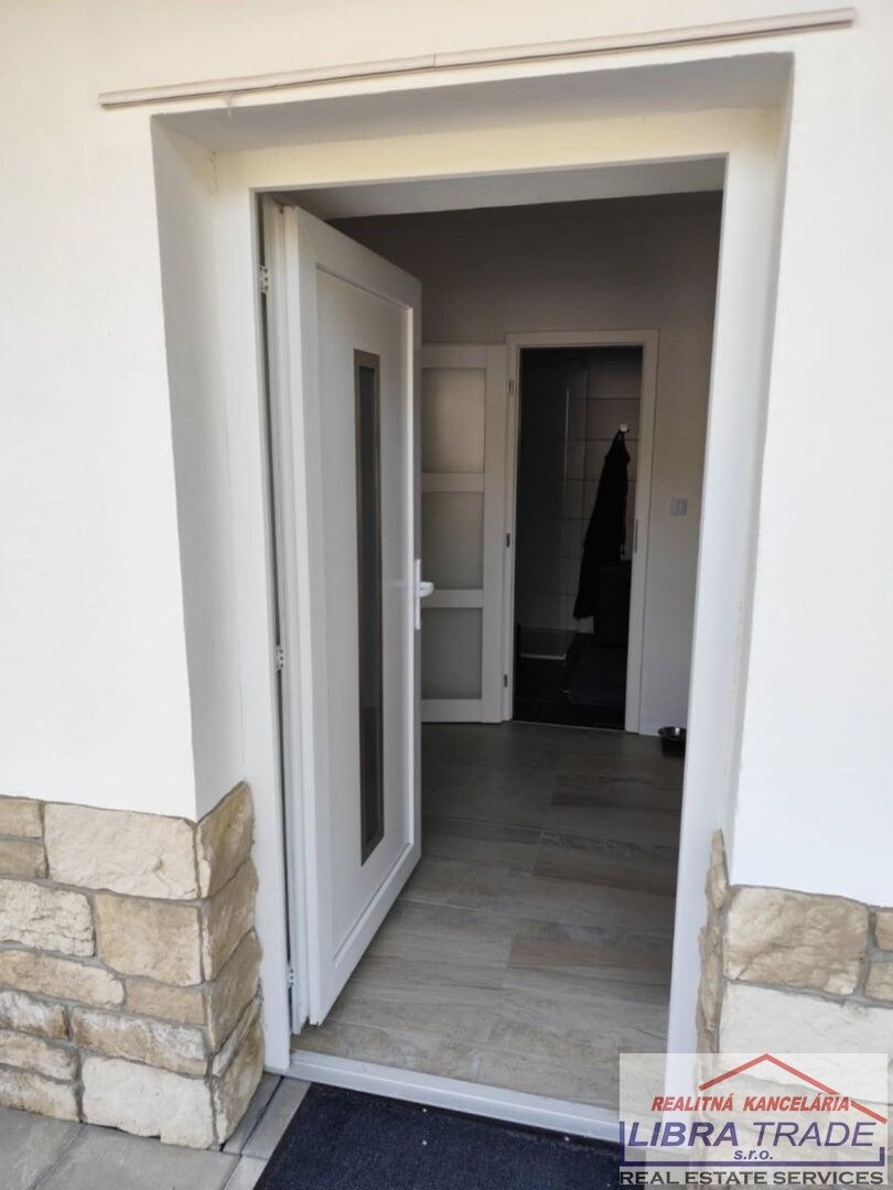 Ponúkame  na predaj zrekonštruovaný, zariadený rodinný dom s garážami v obci Svodín. — foto 10
