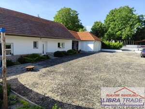 Ponúkame  na predaj zrekonštruovaný, zariadený rodinný dom s garážami v obci Svodín. — foto 1