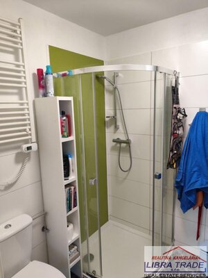 Ponúkame  na predaj zrekonštruovaný, zariadený rodinný dom s garážami v obci Svodín. — foto 13