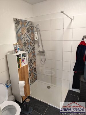 Ponúkame  na predaj zrekonštruovaný, zariadený rodinný dom s garážami v obci Svodín. — foto 15