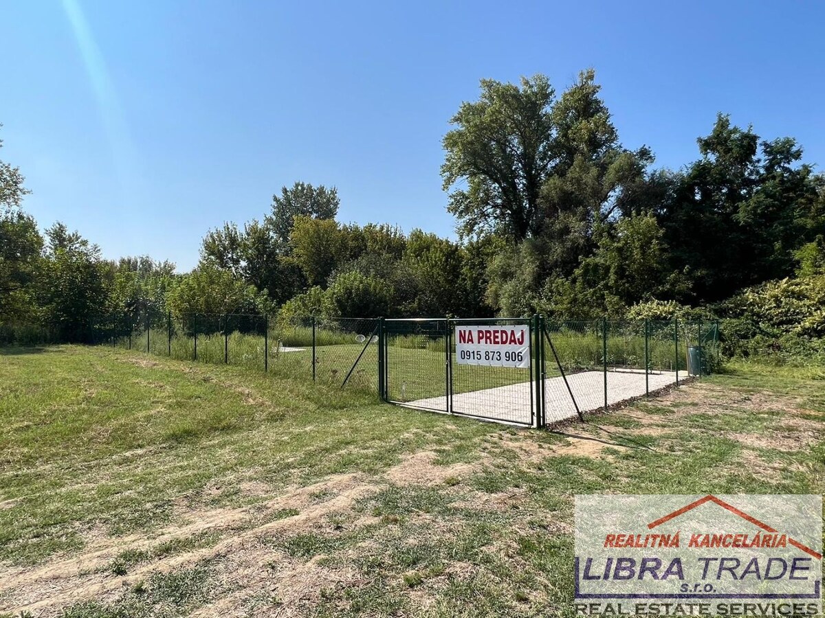 Slnečná rekreačno-úžitková  záhrada na predaj v Nových Zámkoch. — foto 2
