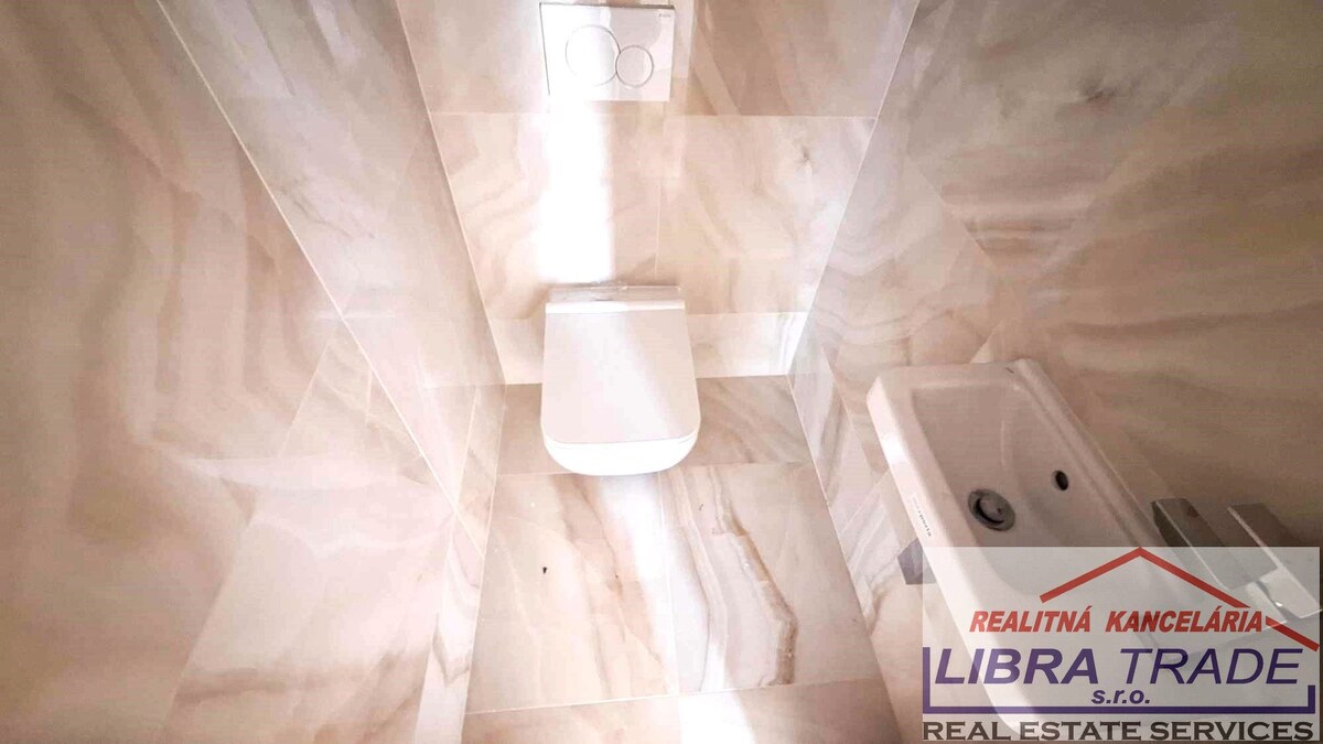 PREDAJ - veľký 4 izbový byt s vlastným kúrením s 2 terasami v centre Komárna DOHODA MOŽNÁ! — foto 11