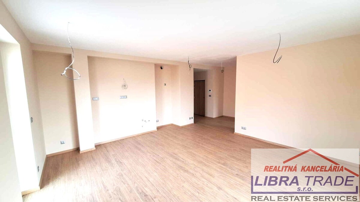 PREDAJ - veľký 4 izbový byt s vlastným kúrením s 2 terasami v centre Komárna DOHODA MOŽNÁ! — foto 4