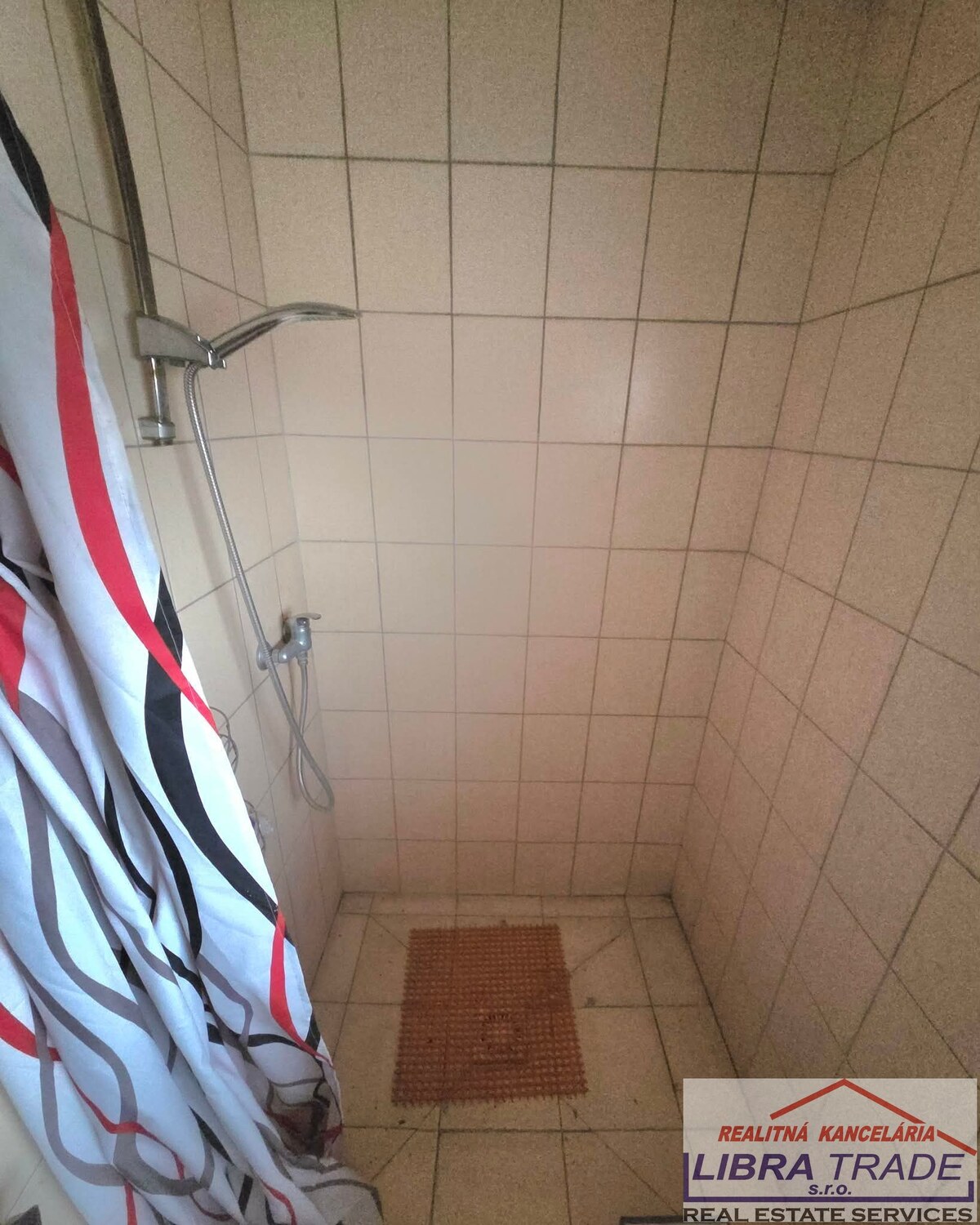 Rodinný dom s krásnym pozemkom v blízkosti mŕtveho ramena Ipľa v obci Pastovce.  — foto 11