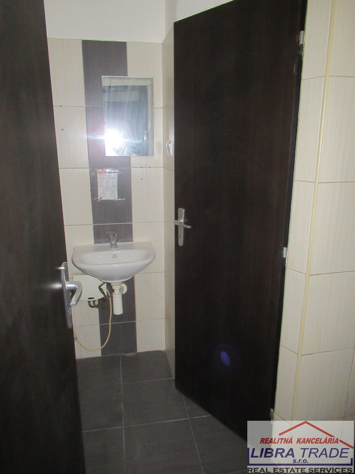 Na podnikateľské účely - Na predaj tri stavby v radovej zástavbe na Nábrežnej ulici v Nových Zámkoch. — foto 21