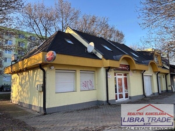 Na podnikateľské účely - Na predaj tri stavby v radovej zástavbe na Nábrežnej ulici v Nových Zámkoch.