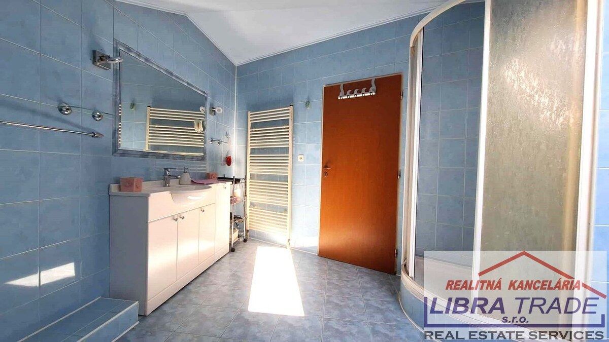 PREDAJ - Kompletne prerobený 5 izbový rodinný dom v tichej a vyhľadávanej lokalite v Komárne  — foto 24