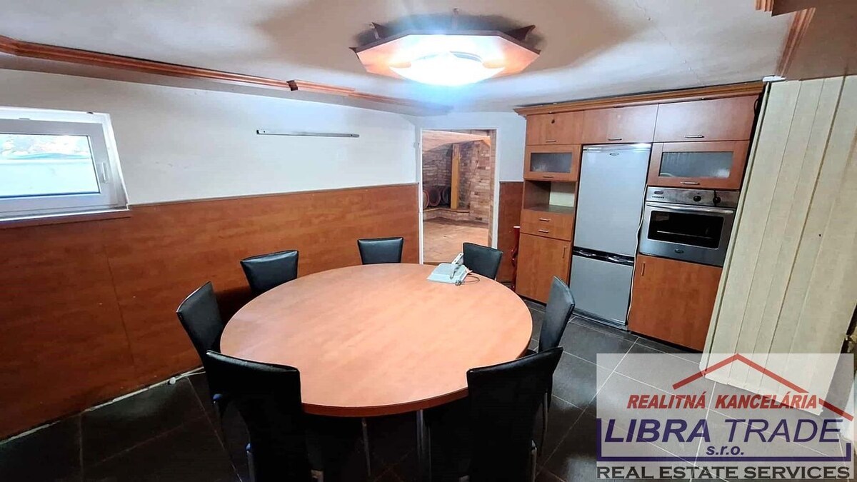 PREDAJ - Kompletne prerobený 5 izbový rodinný dom v tichej a vyhľadávanej lokalite v Komárne  — foto 26