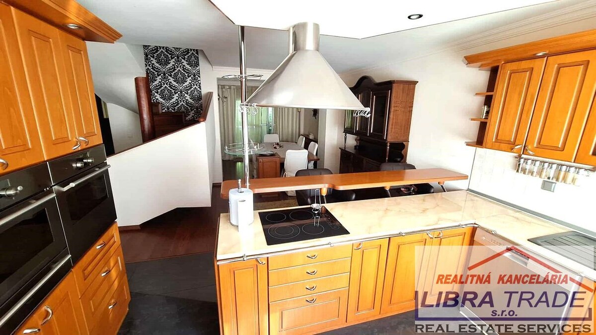 PREDAJ - Kompletne prerobený 5 izbový rodinný dom v tichej a vyhľadávanej lokalite v Komárne  — foto 9