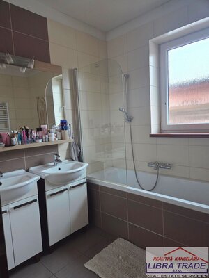 Exkluzívny rodinný dom  na predaj v Nových Zámkoch. — foto 23