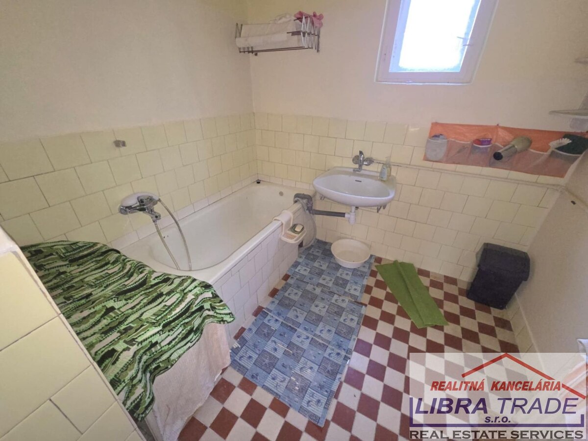 PREDAJ poschodový rodinný dom v obci Pastovce s pekným pozemkom. ODPORÚČAME. — foto 9