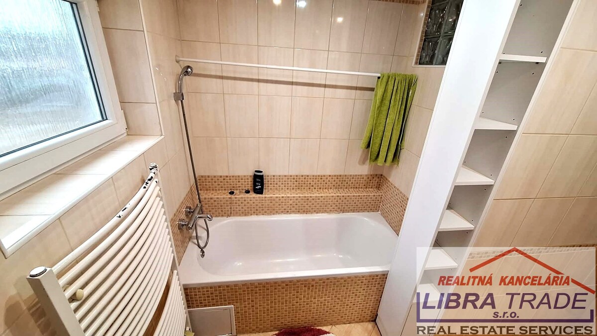 EXKLUZÍVNY PREDAJ - 4 izbový kompletne prerobený rodinný dom s garážou v Novej Stráži časť Komárna — foto 11