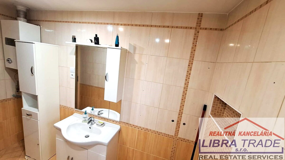EXKLUZÍVNY PREDAJ - 4 izbový kompletne prerobený rodinný dom s garážou v Novej Stráži časť Komárna — foto 12