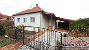 EXKLUZÍVNY PREDAJ - 4 izbový kompletne prerobený rodinný dom s garážou v Novej Stráži časť Komárna — foto 1