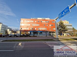 PRENÁJOM - Voľné kancelárie v budove NEXT, bezplatné parkovanie, Komárno — foto 2