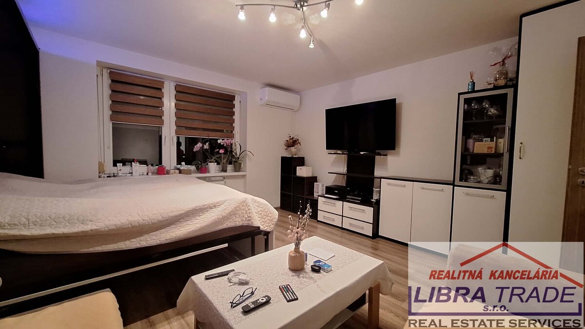 PREDAJ - Kompletne prerobený 2 izbový tehlový byt s vlastným kúrením a zariadením v Komárne  — foto 10