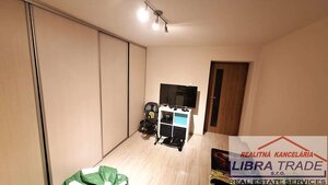 PREDAJ - Kompletne prerobený 2 izbový tehlový byt s vlastným kúrením a zariadením v Komárne  — foto 13