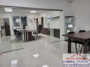Kancelárske priestory  s veľkým parkoviskom do prenájmu v Nových Zámkoch. — foto 1