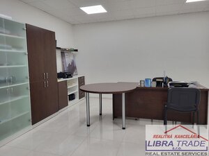 Kancelárske priestory  s veľkým parkoviskom do prenájmu v Nových Zámkoch. — foto 7