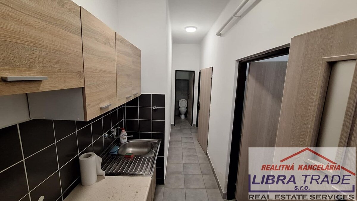 PRENÁJOM - Kancelárske priestory na Leteckom poli v Komárne  — foto 7