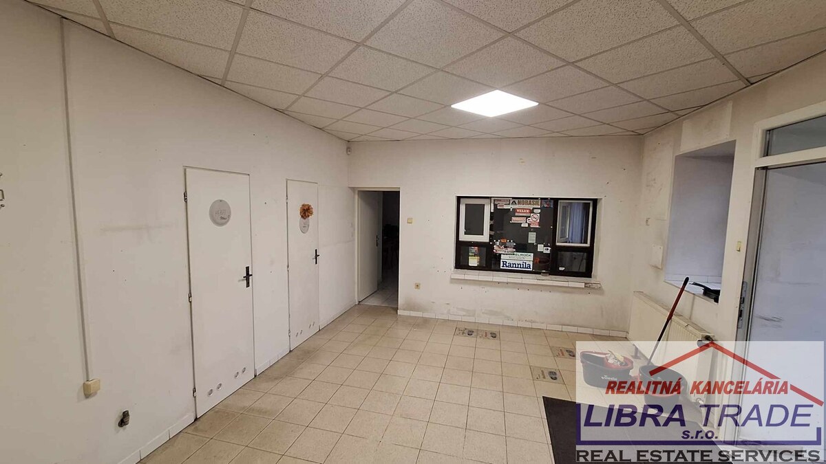 NA PRENÁJOM VÁM PONÚKAM PRIEMYSELNÝ AREÁL S ADMINISTRATÍVNOU BUDOVOU, SKLADOVÝMI PRIESTORMI — foto 11