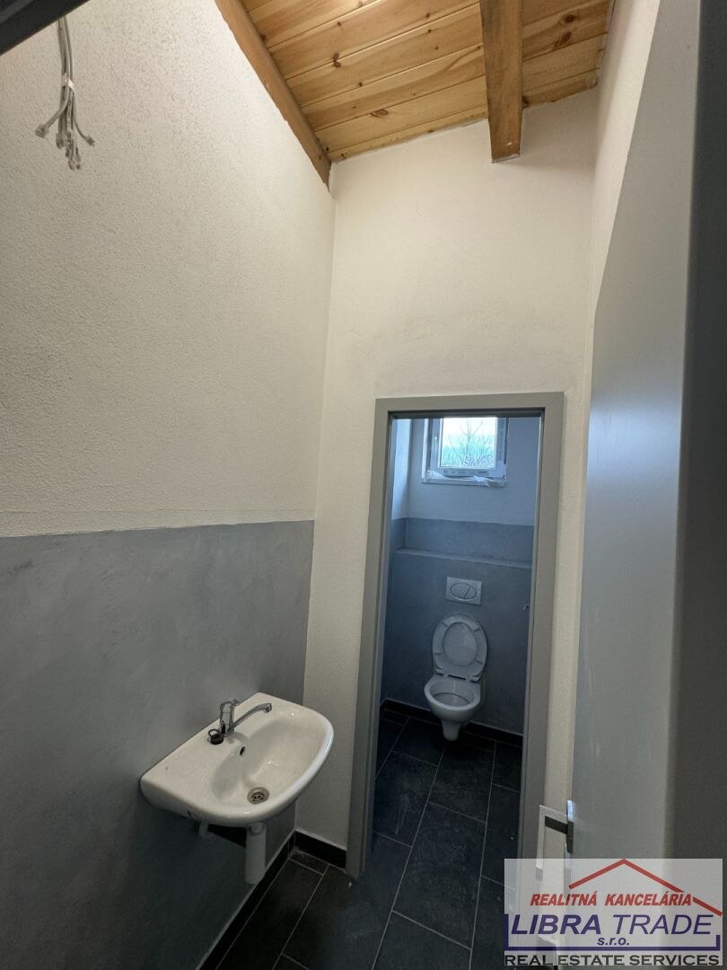 NA PRENÁJOM vám ponúkam murovaný sklad s 3 garážovými bránami a kanceláriami v Komárne — foto 21