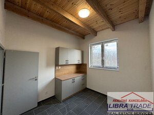 NA PRENÁJOM vám ponúkam murovaný sklad s 3 garážovými bránami a kanceláriami v Komárne — foto 18