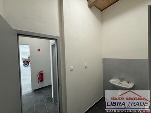NA PRENÁJOM vám ponúkam murovaný sklad s 3 garážovými bránami a kanceláriami v Komárne — foto 24