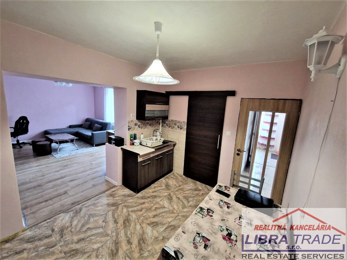 PREDAJ - Kompletne prerobený 4/5 izbový rodinný dom v Novej Stráži časť Komárna — foto 3