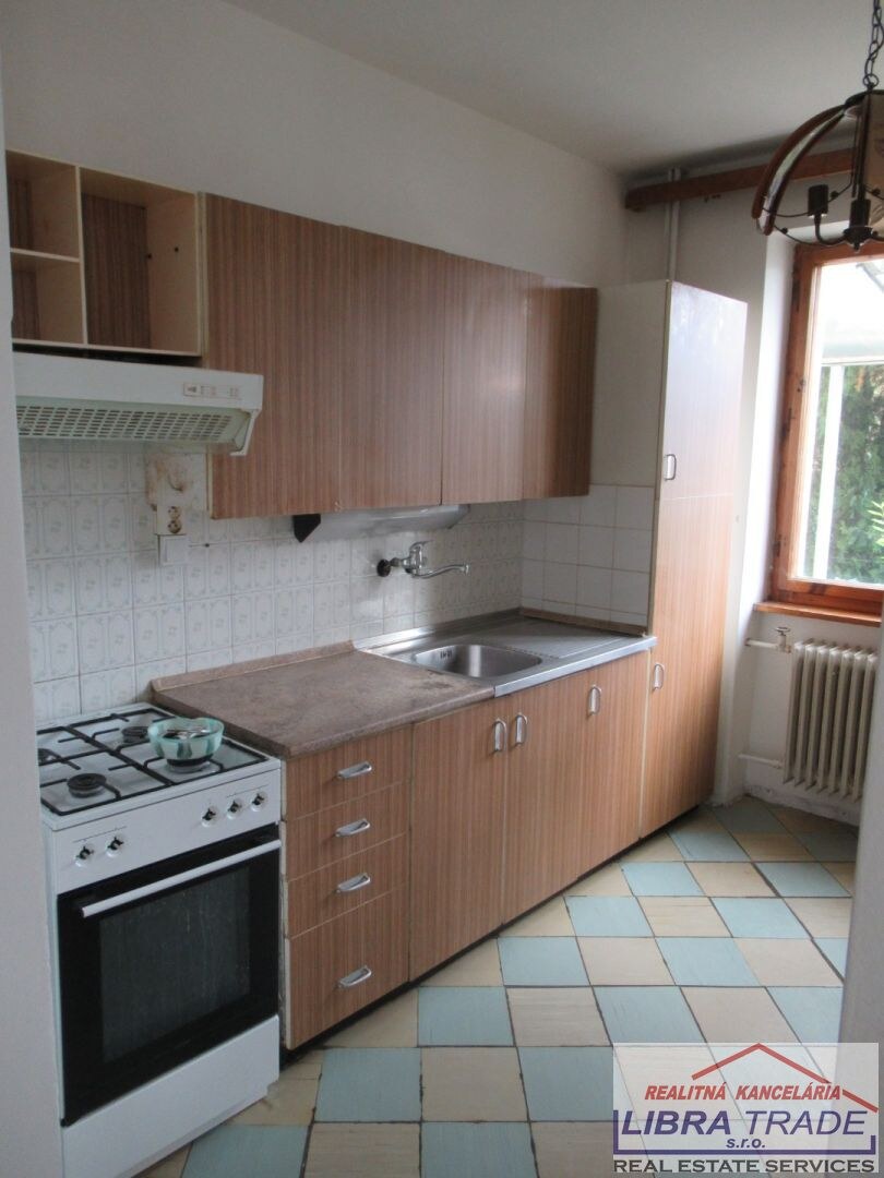 Na predaj dvojgeneračný 7-izbový rodinný dom v tichej a lukratívnej lokalite v Nových Zámkov. — foto 14