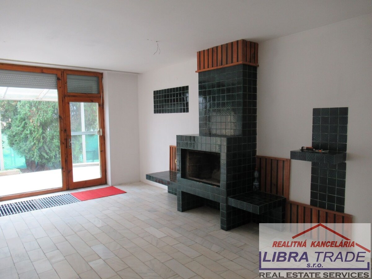 Na predaj dvojgeneračný 7-izbový rodinný dom v tichej a lukratívnej lokalite v Nových Zámkov. — foto 4