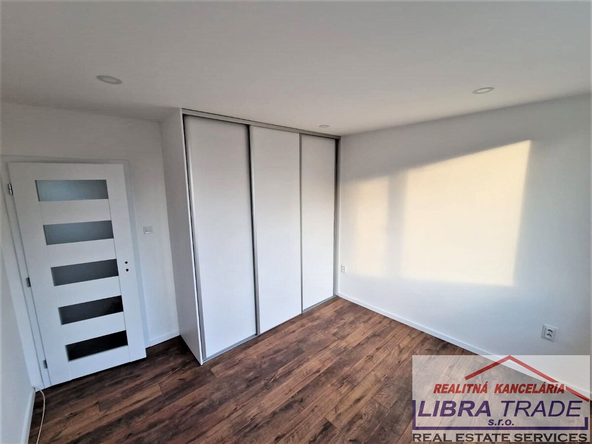 PREDAJ - Kompletne prerobený 2 izbový tehlový byt s vlastným kúrením, oploteným dvorom v Komárne — foto 7