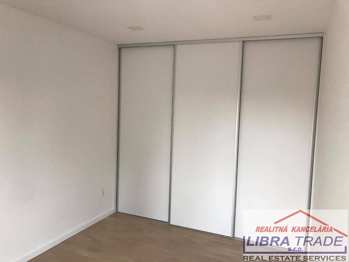 PREDAJ - Kompletne prerobený 2 izbový tehlový byt s vlastným kúrením, oploteným dvorom v Komárne — foto 8