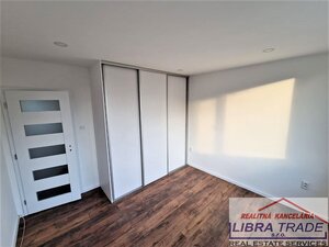 PREDAJ - Kompletne prerobený 2 izbový tehlový byt s vlastným kúrením, oploteným dvorom v Komárne — foto 7
