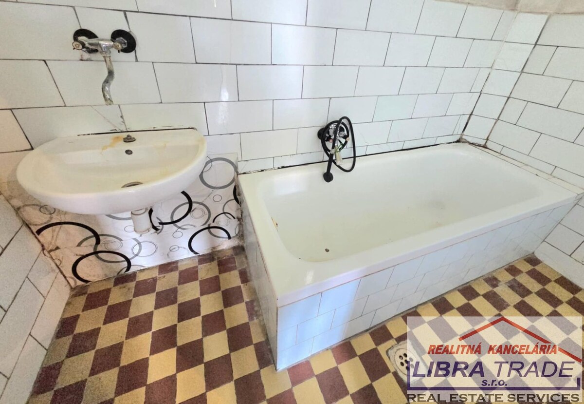 PREDAJ rodinný dom s letnou kuchyňou a garážou v obci Pastovce. — foto 8