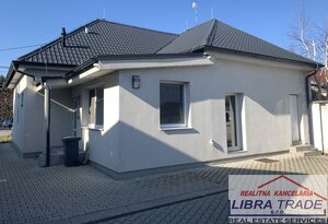 Kancelárske priestory  s veľkým parkoviskom do prenájmu v Nových Zámkoch. — foto 1