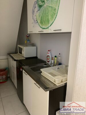Kancelárske priestory  s veľkým parkoviskom do prenájmu v Nových Zámkoch. — foto 4