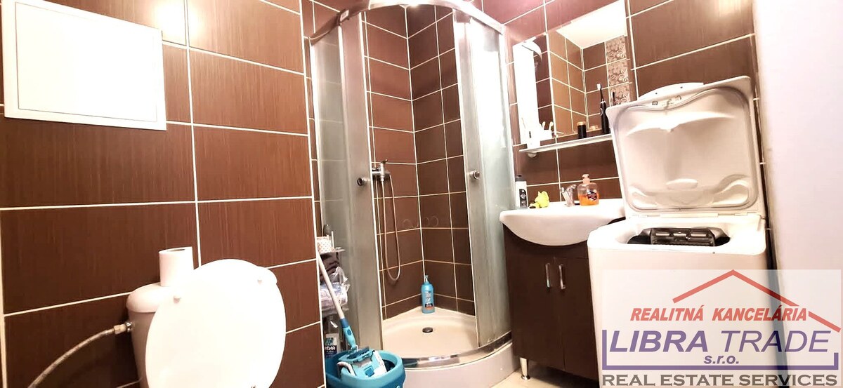 EXKLUZÍVNY PREDAJ - Prerobený 1 izbový byt s loggiou na VII. sídlisku v Komárne  — foto 4