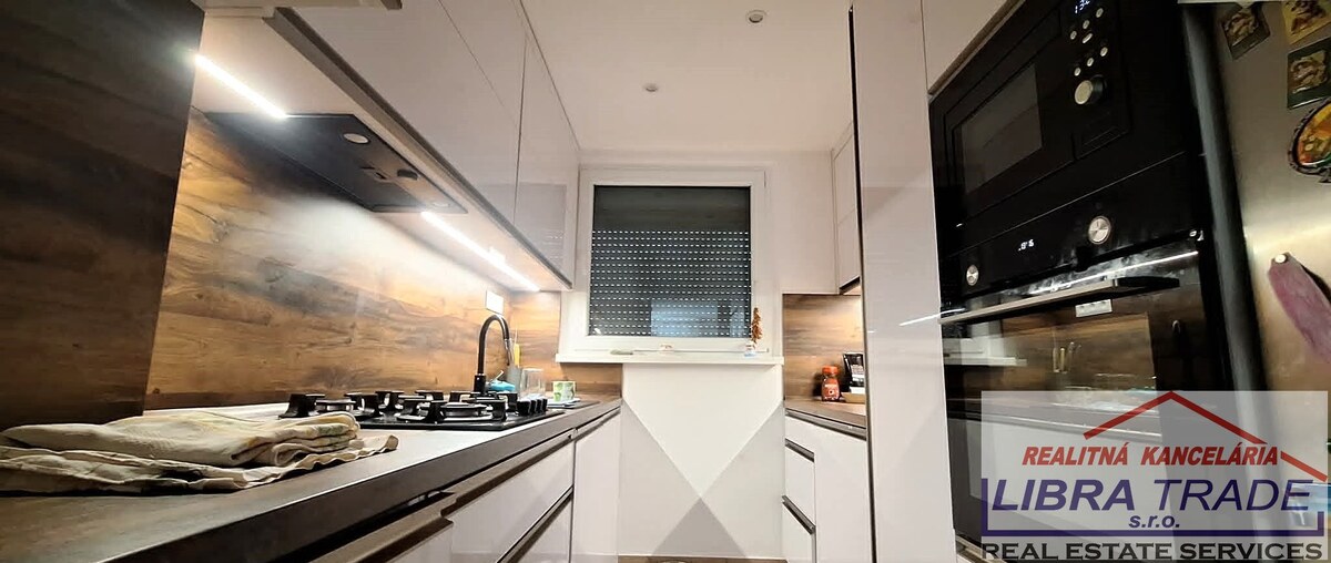 EXKLUZÍVNY PREDAJ - Kompletne prerobený 3 izbový byt s loggiou v Komárne  — foto 2