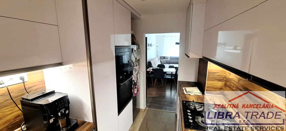 EXKLUZÍVNY PREDAJ - Kompletne prerobený 3 izbový byt s loggiou v Komárne  — foto 3