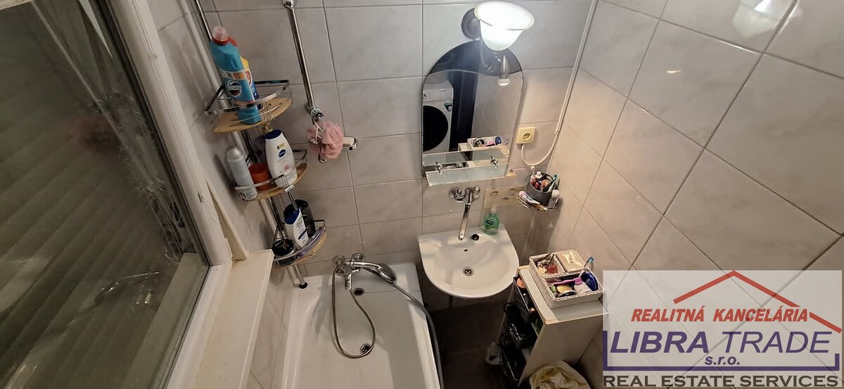 EXKLUZÍVNY PREDAJ - Kompletne prerobený 3 izbový byt s loggiou v Komárne  — foto 6