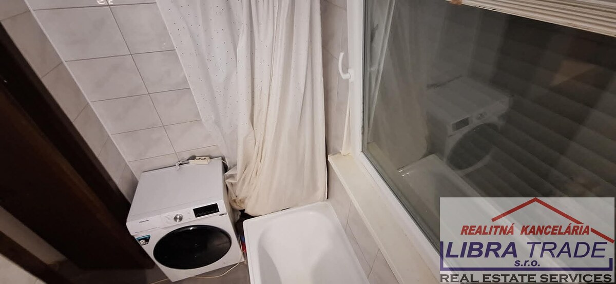 EXKLUZÍVNY PREDAJ - Kompletne prerobený 3 izbový byt s loggiou v Komárne  — foto 7