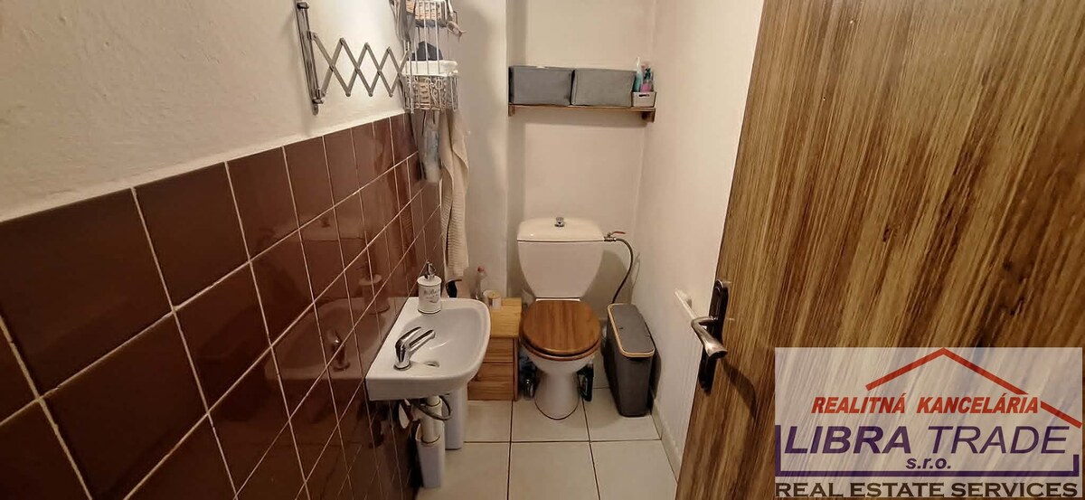 EXKLUZÍVNY PREDAJ - čiastočne prerobený 5 izbový rodinný dom v Novej Stráži  — foto 14
