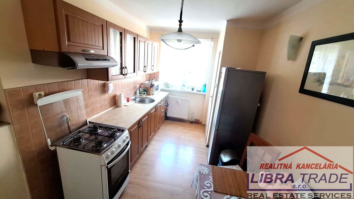 EXKLUZÍVNY PREDAJ - Kompletne prerobený 2 izbový tehlový byt v Komárne  — foto 2