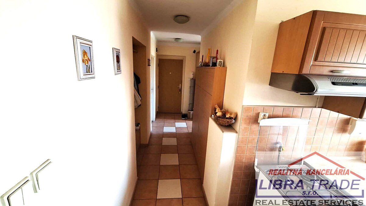 EXKLUZÍVNY PREDAJ - Kompletne prerobený 2 izbový tehlový byt v Komárne  — foto 3