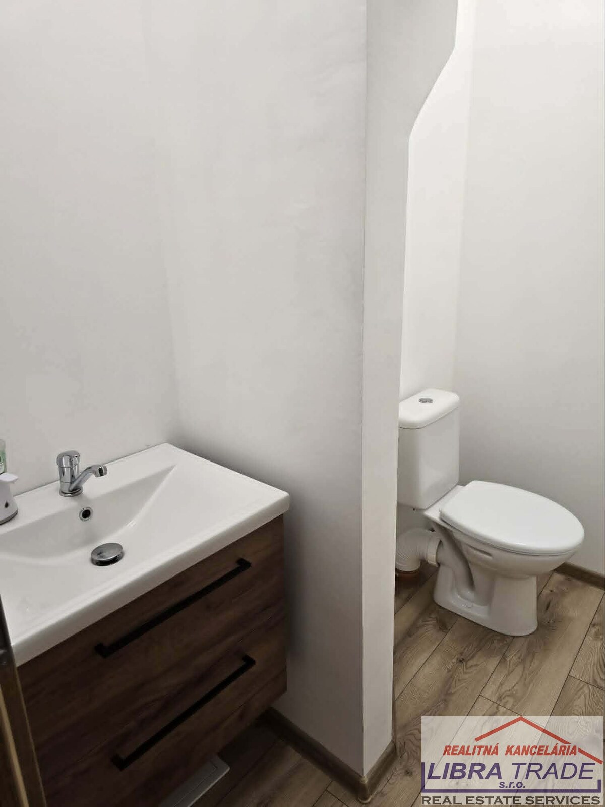 PRENÁJOM - obchodné/kancelárske priestory na ul. Palatínovej, pešia zóna KOMÁRNO — foto 12