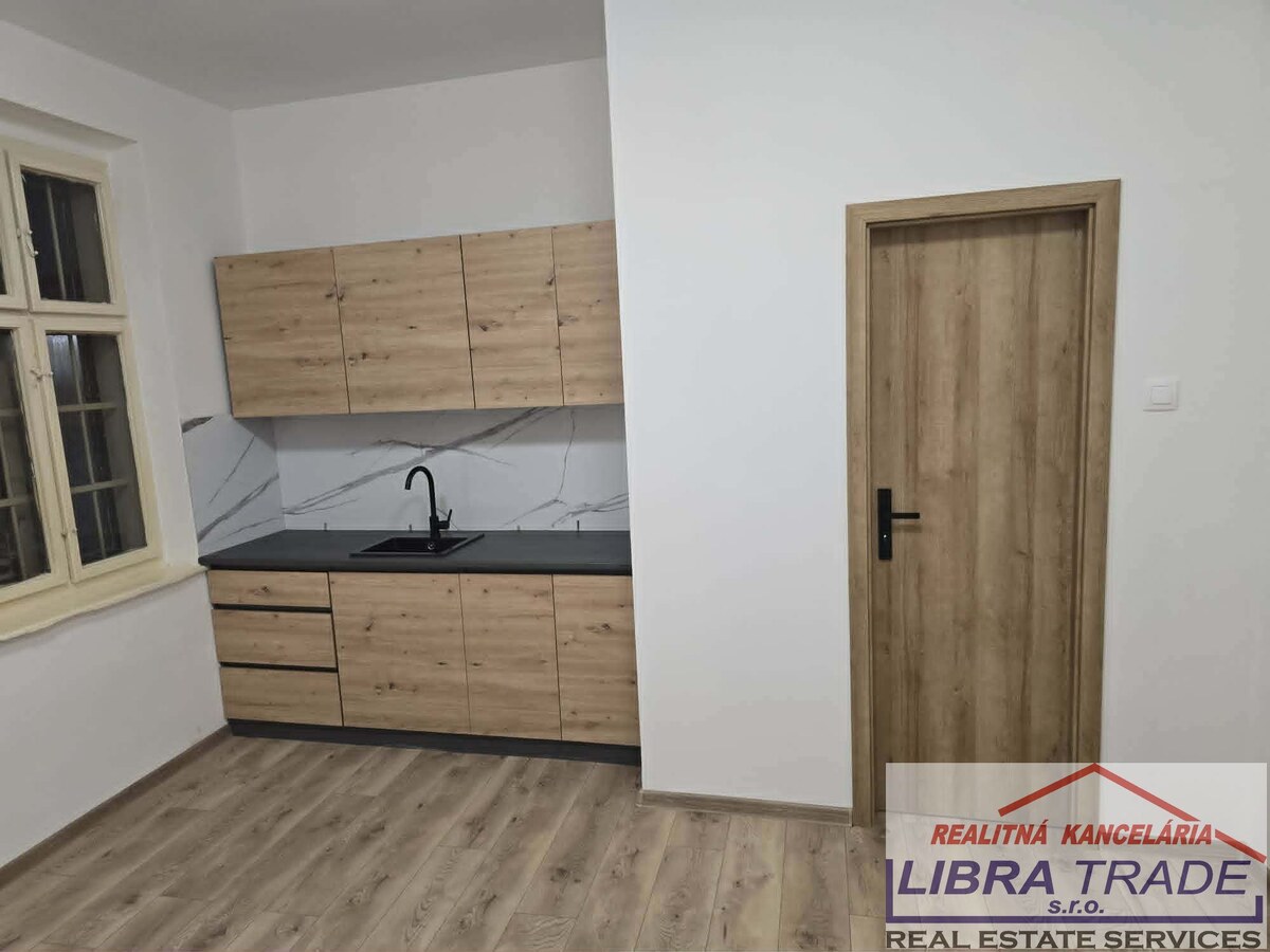 PRENÁJOM - obchodné/kancelárske priestory na ul. Palatínovej, pešia zóna KOMÁRNO — foto 5