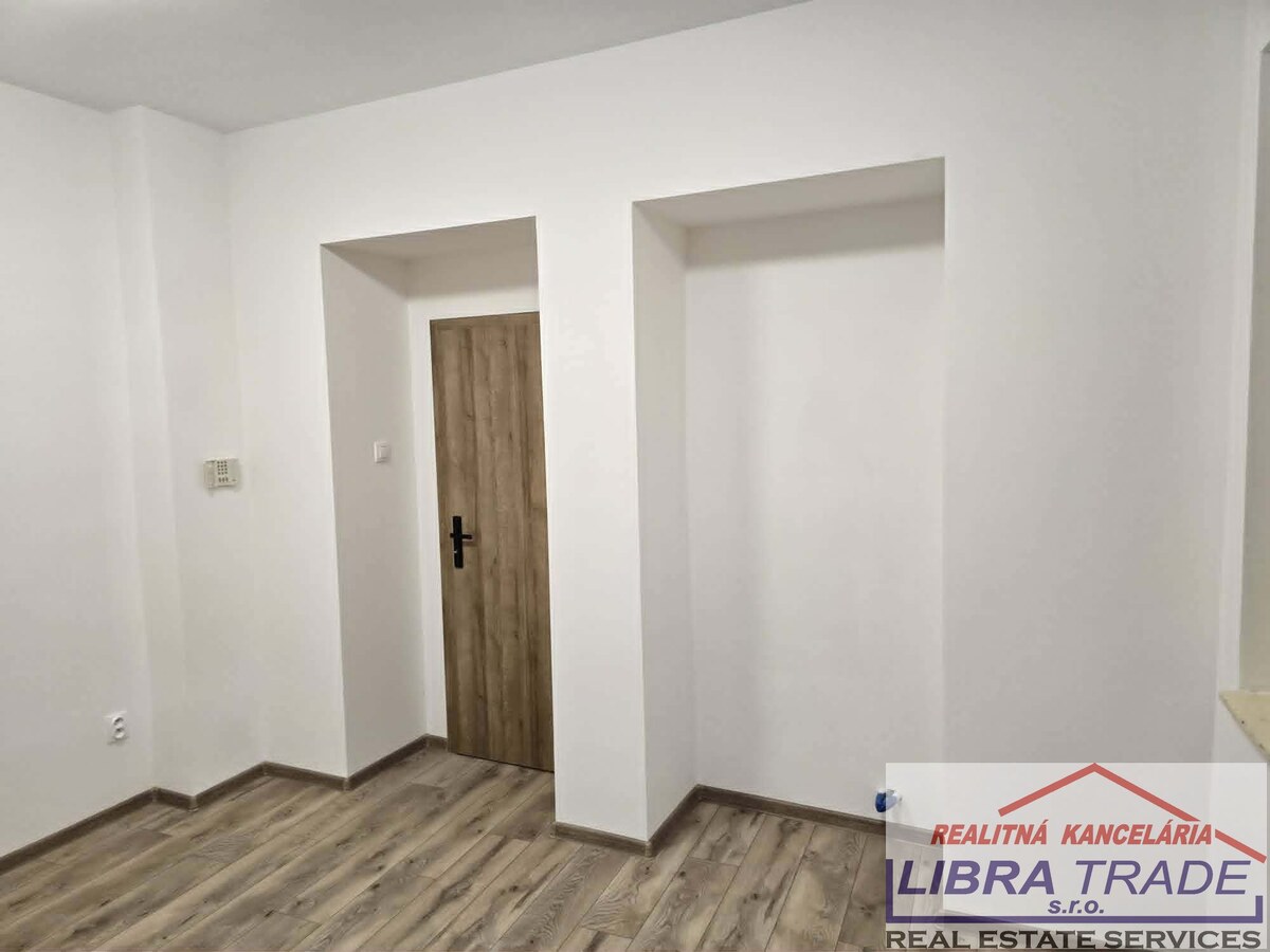 PRENÁJOM - obchodné/kancelárske priestory na ul. Palatínovej, pešia zóna KOMÁRNO — foto 9