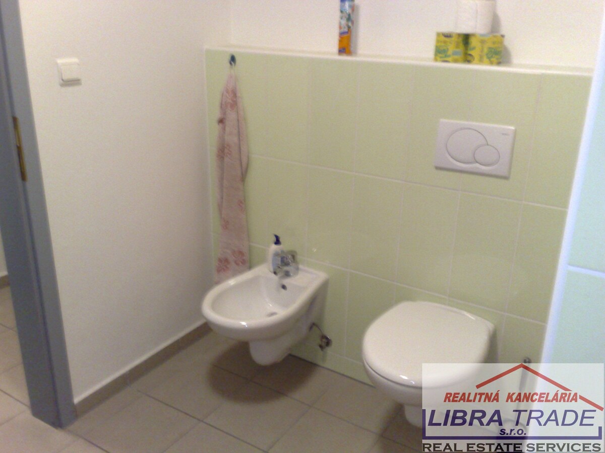  Bratislava-Petržalka Na predaj administratívne /nebytové/ priestory, kancelária. — foto 5