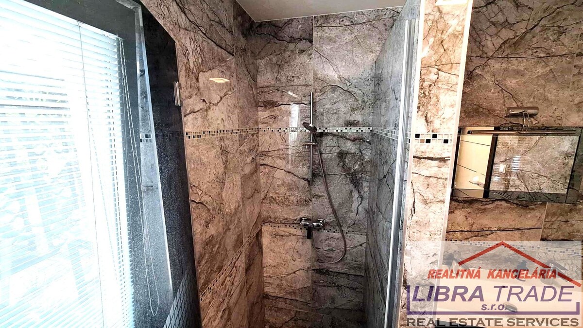 PREDAJ - Luxusného 5 izbového rodinného prízemného domu s krytým bazénom terasami a garážami v Komárne NOVOSTAVBA! DOHODA MOŽNÁ! — foto 15